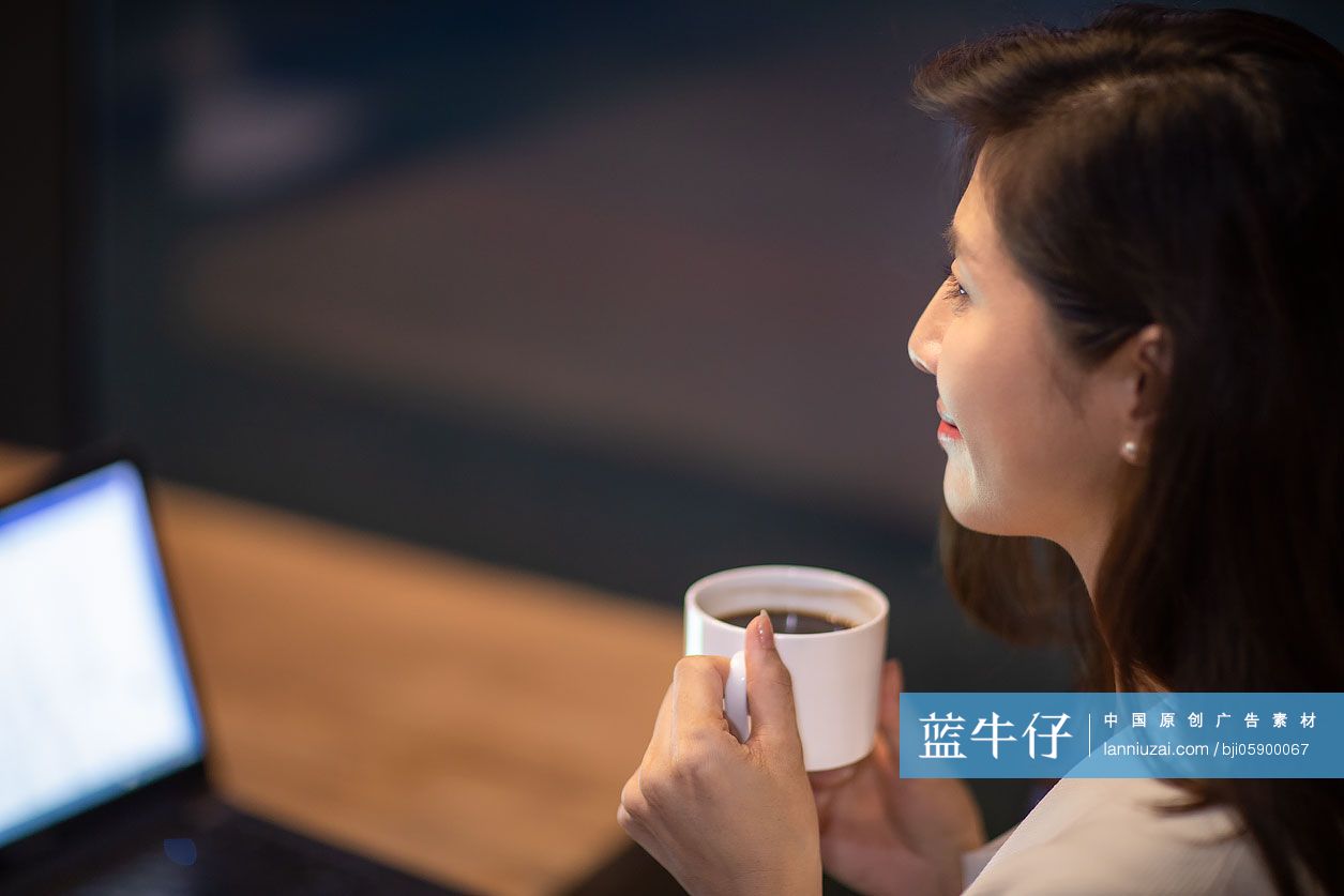 商务女性在咖啡馆喝咖啡