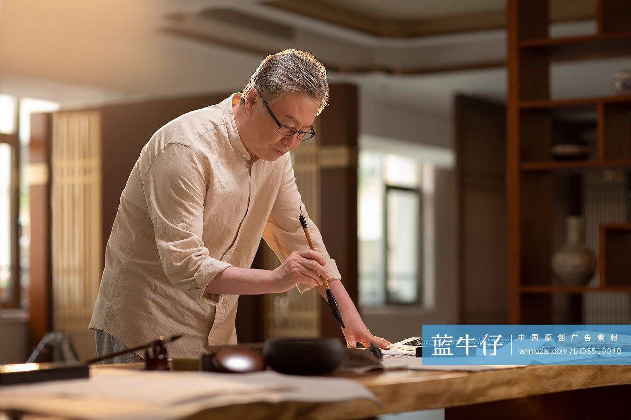 老年人在书房练习书法