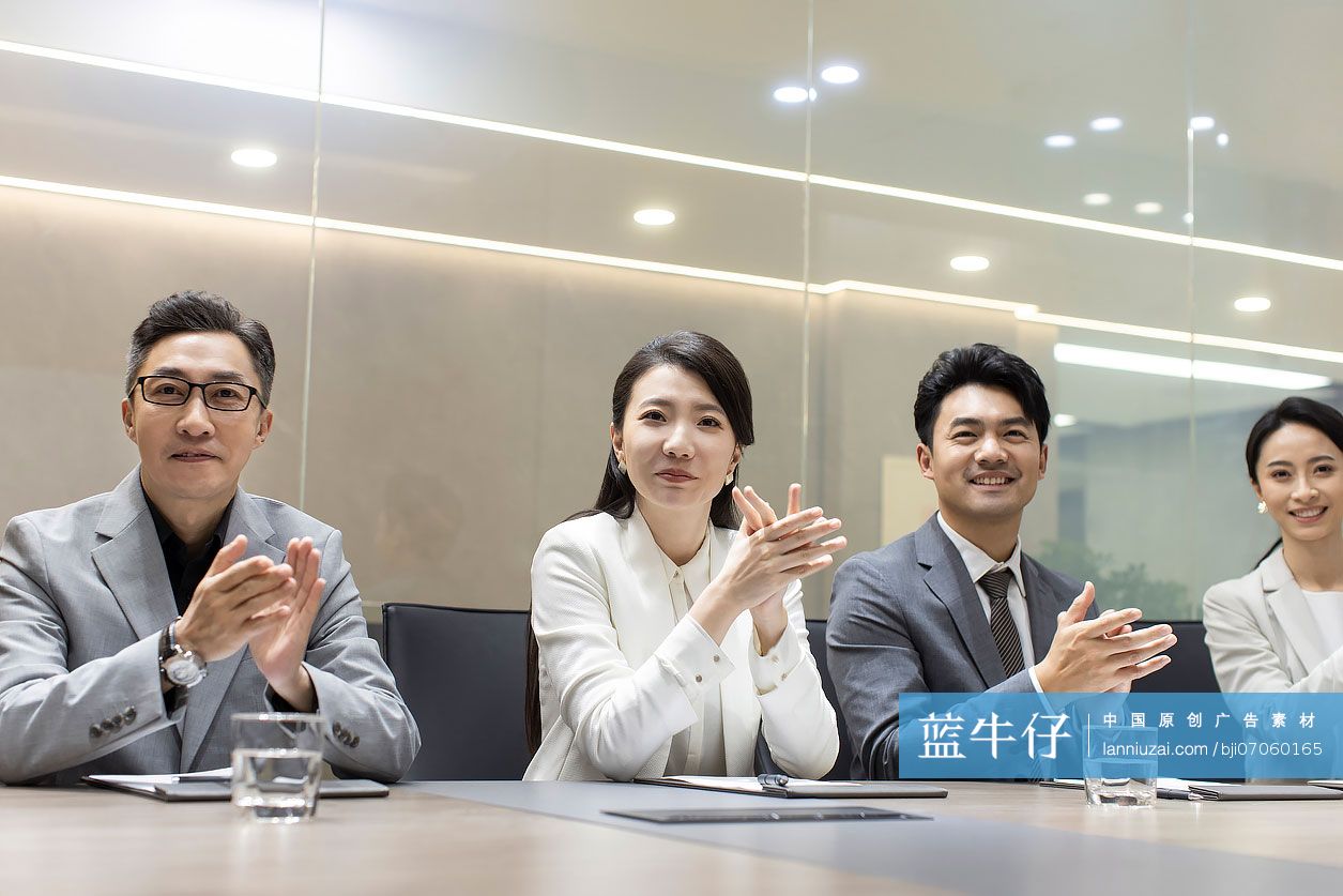 快乐的商务人士在会议室鼓掌庆祝