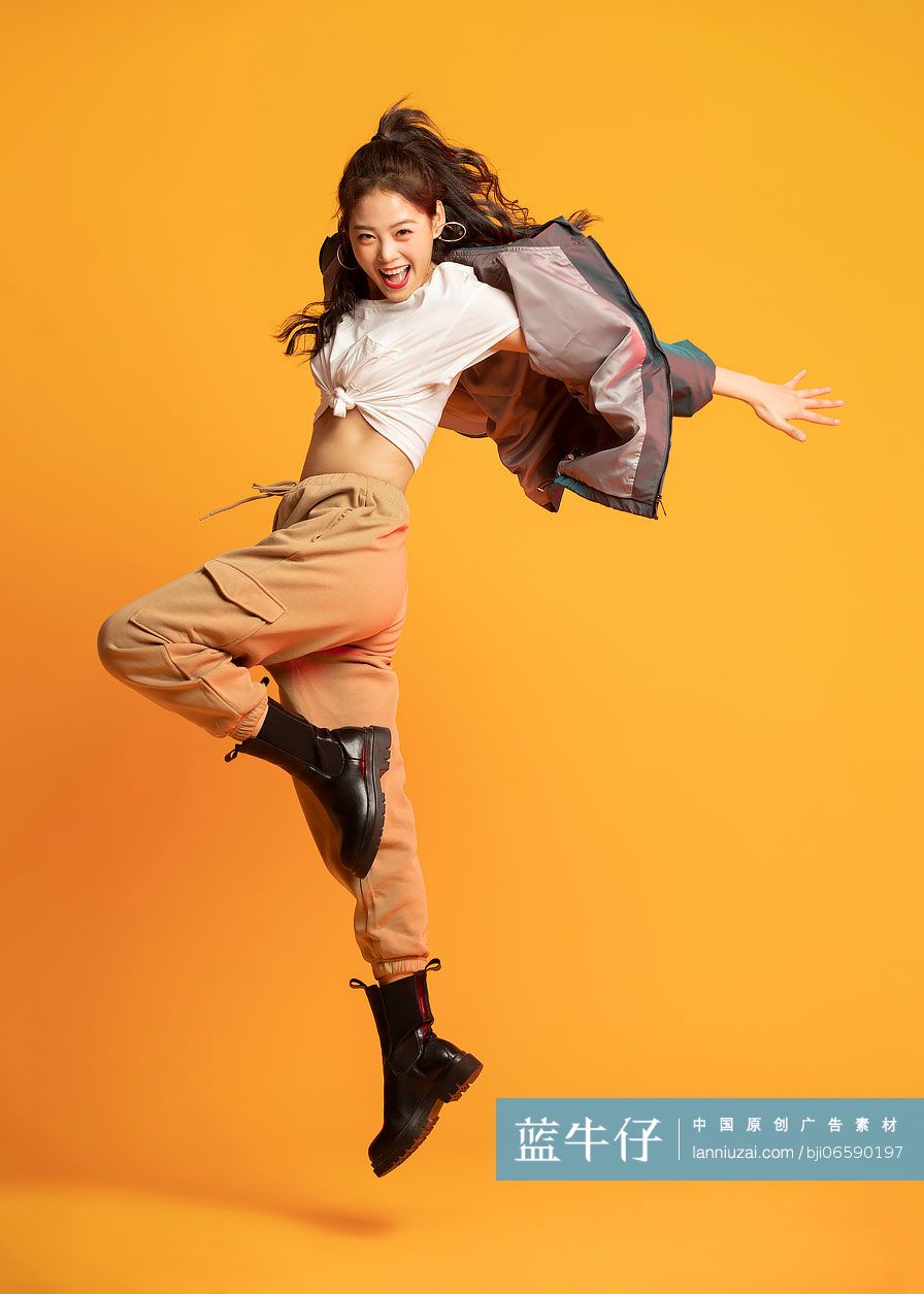 时尚的年轻女孩跳舞