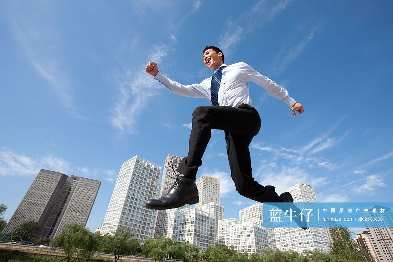 商务男士跳跃