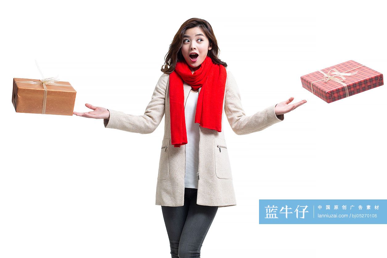 快乐的年轻女士收到礼物