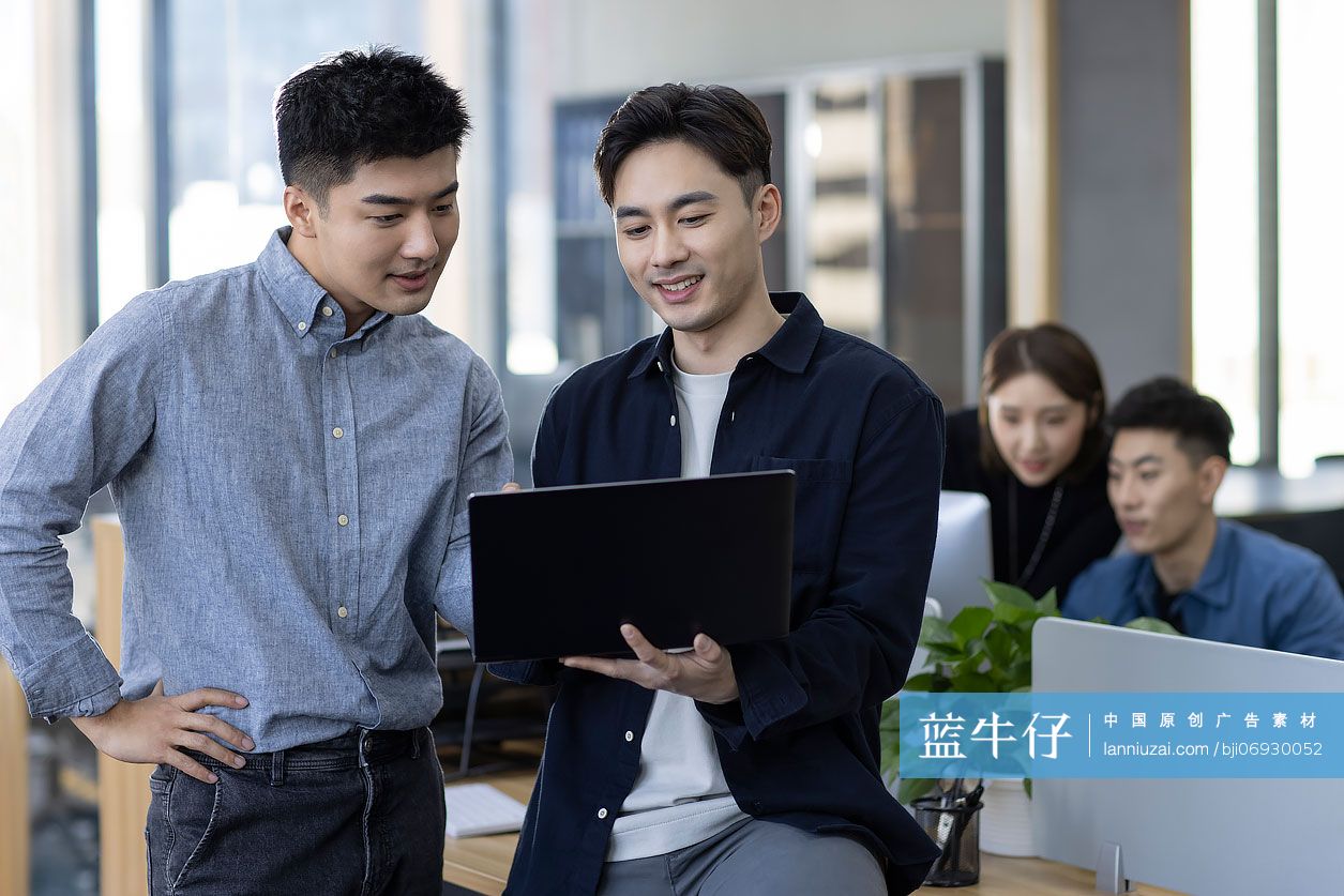 商务人士在办公室讨论工作