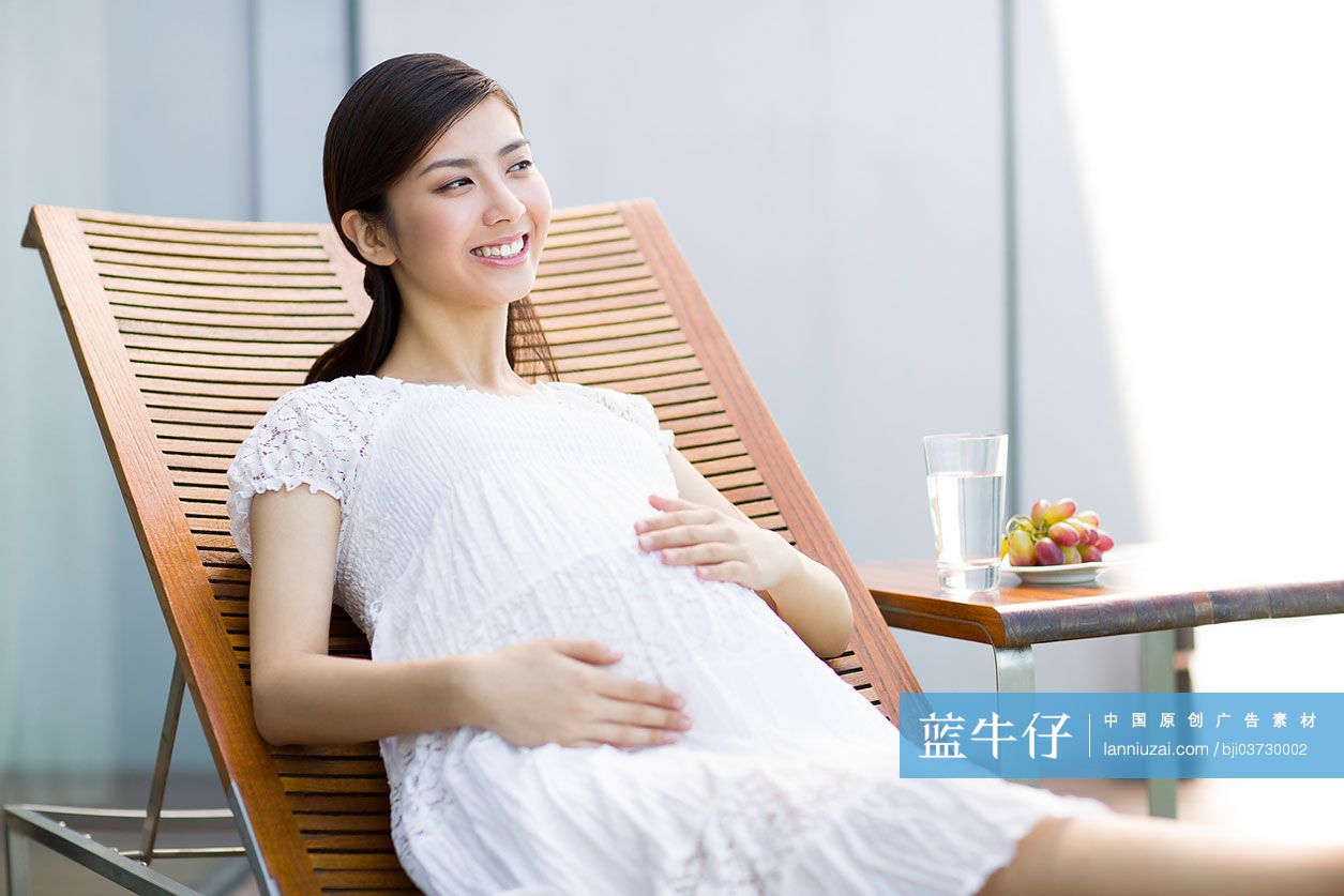 孕妇靠在躺椅上休息