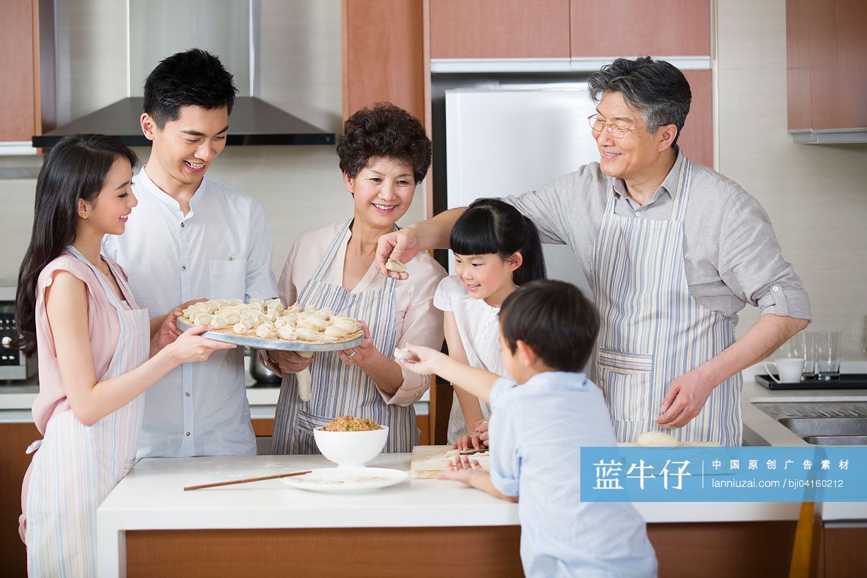 快乐一家人包饺子