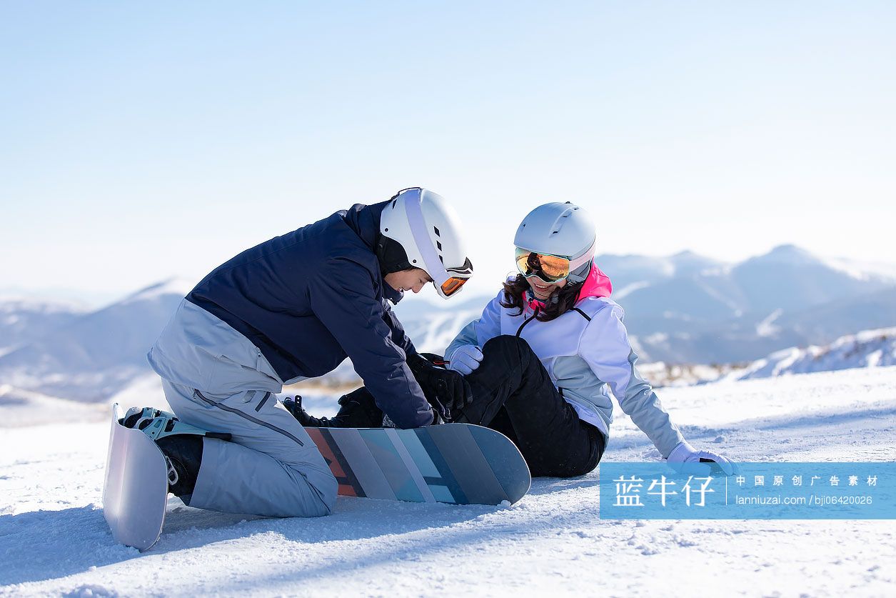 年轻情侣户外滑雪-蓝牛仔影像-中国原创广告影像素材