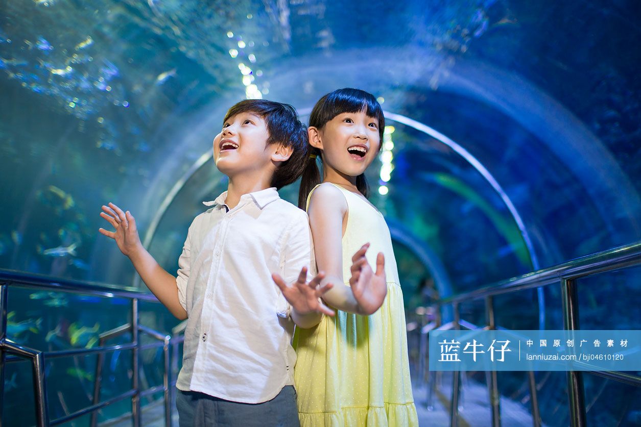 姐弟俩参观海洋馆