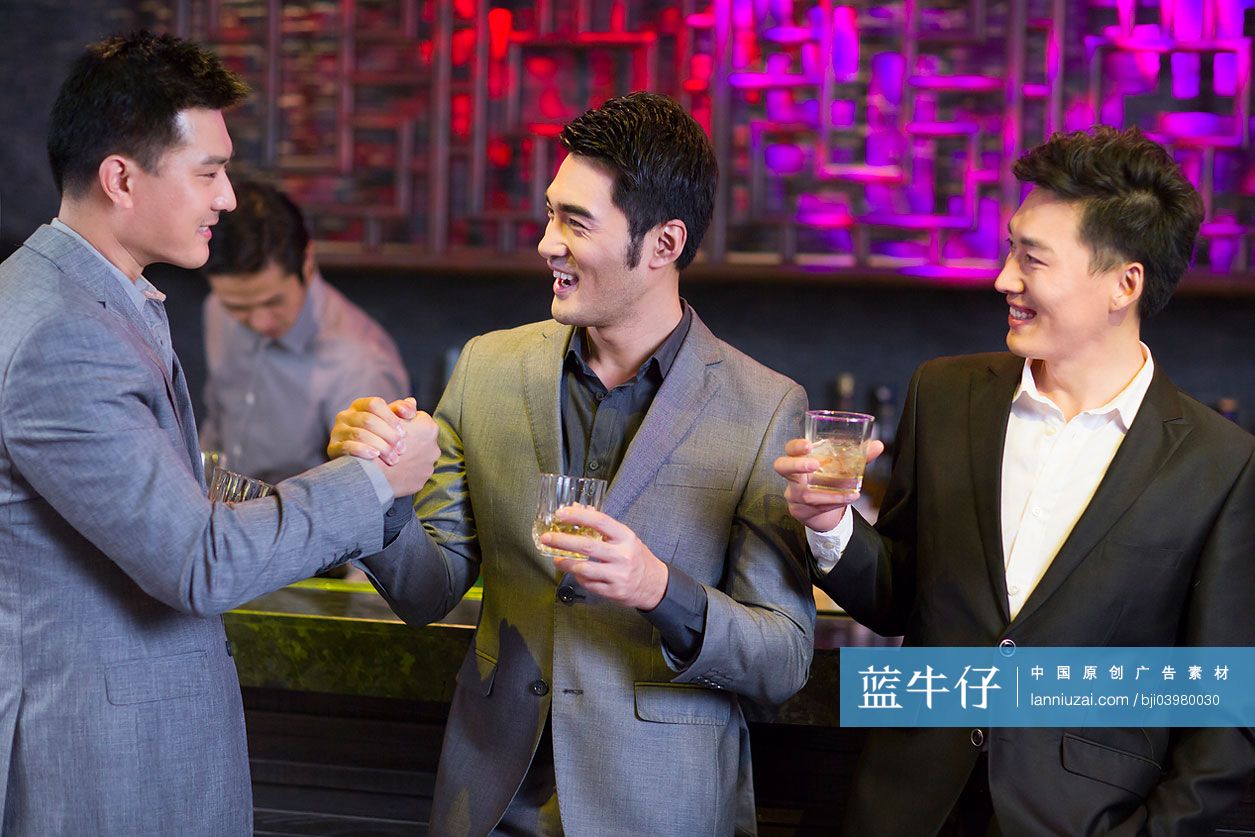 年轻朋友们在酒吧聚会-蓝牛仔影像-中国原创广告影像素材