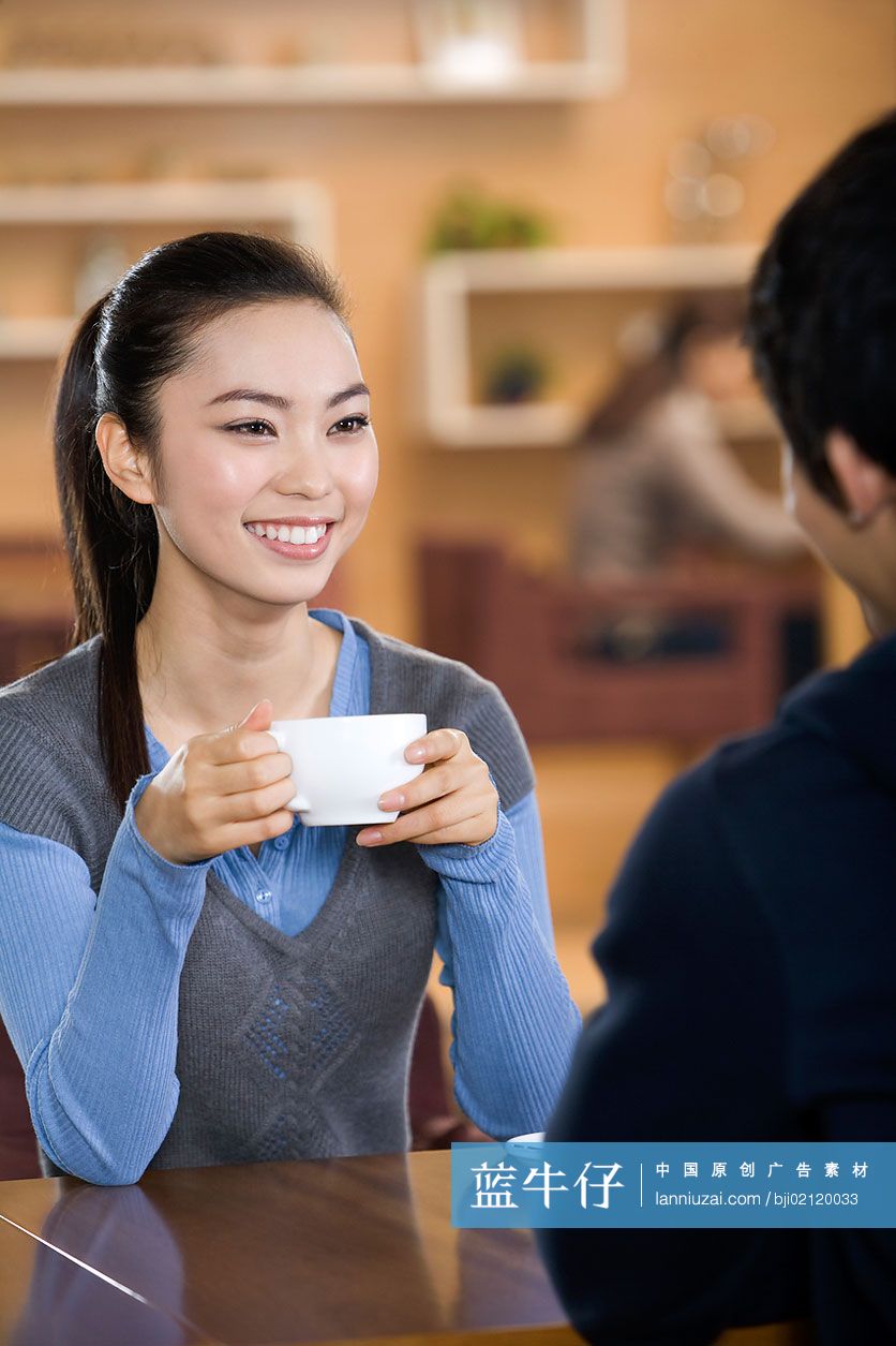 青年男女在书吧喝咖啡聊天