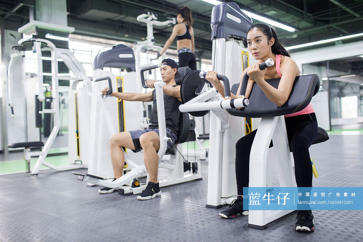 年轻人在健身房健身