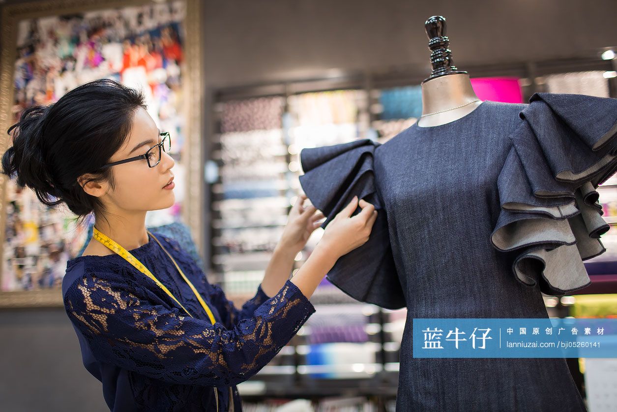 正在工作的服装设计师