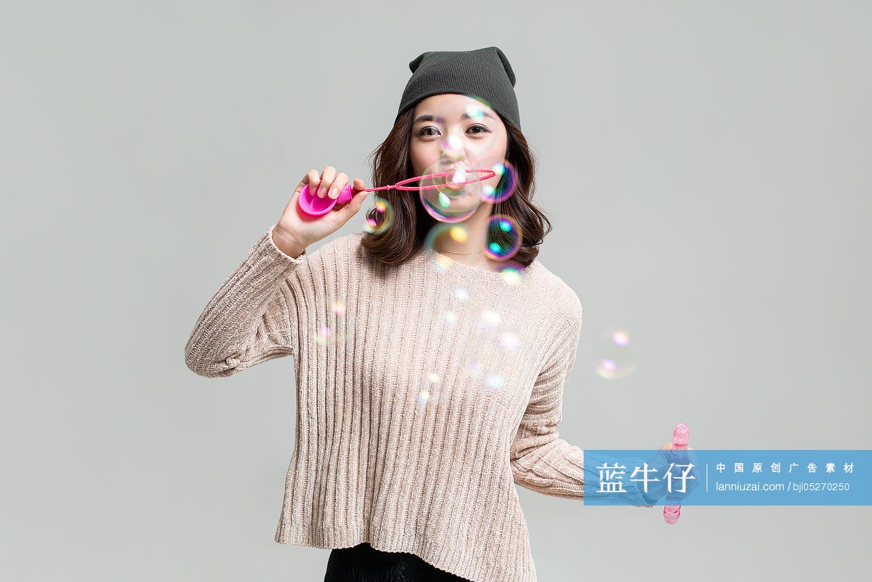 年轻女士吹泡泡