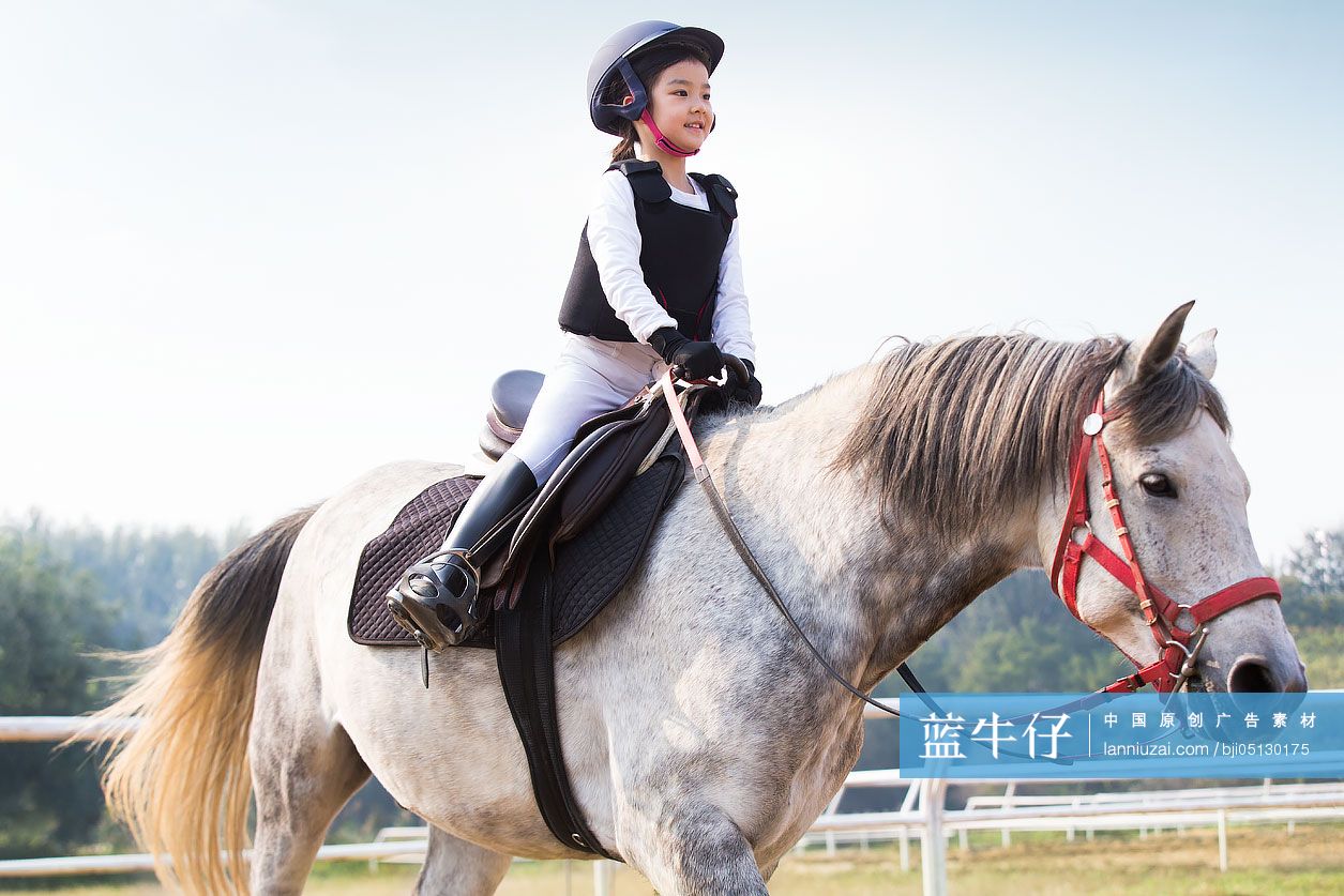 快乐的小女孩骑马