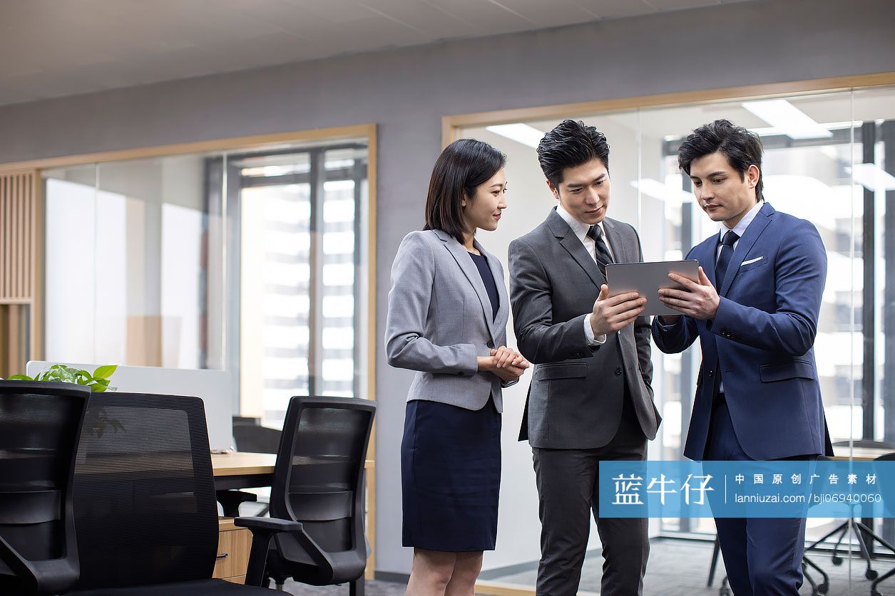 成功商务人士在办公室讨论工作