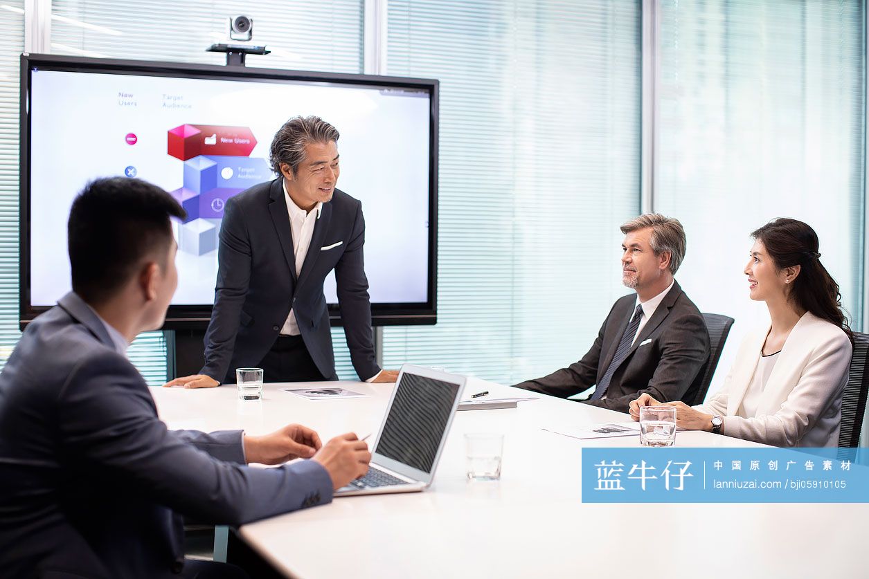 商务人士在会议室开会