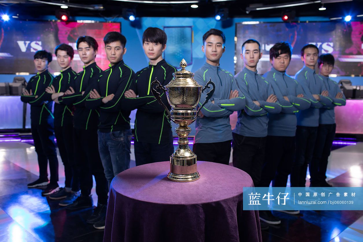 年轻人参加电竞比赛