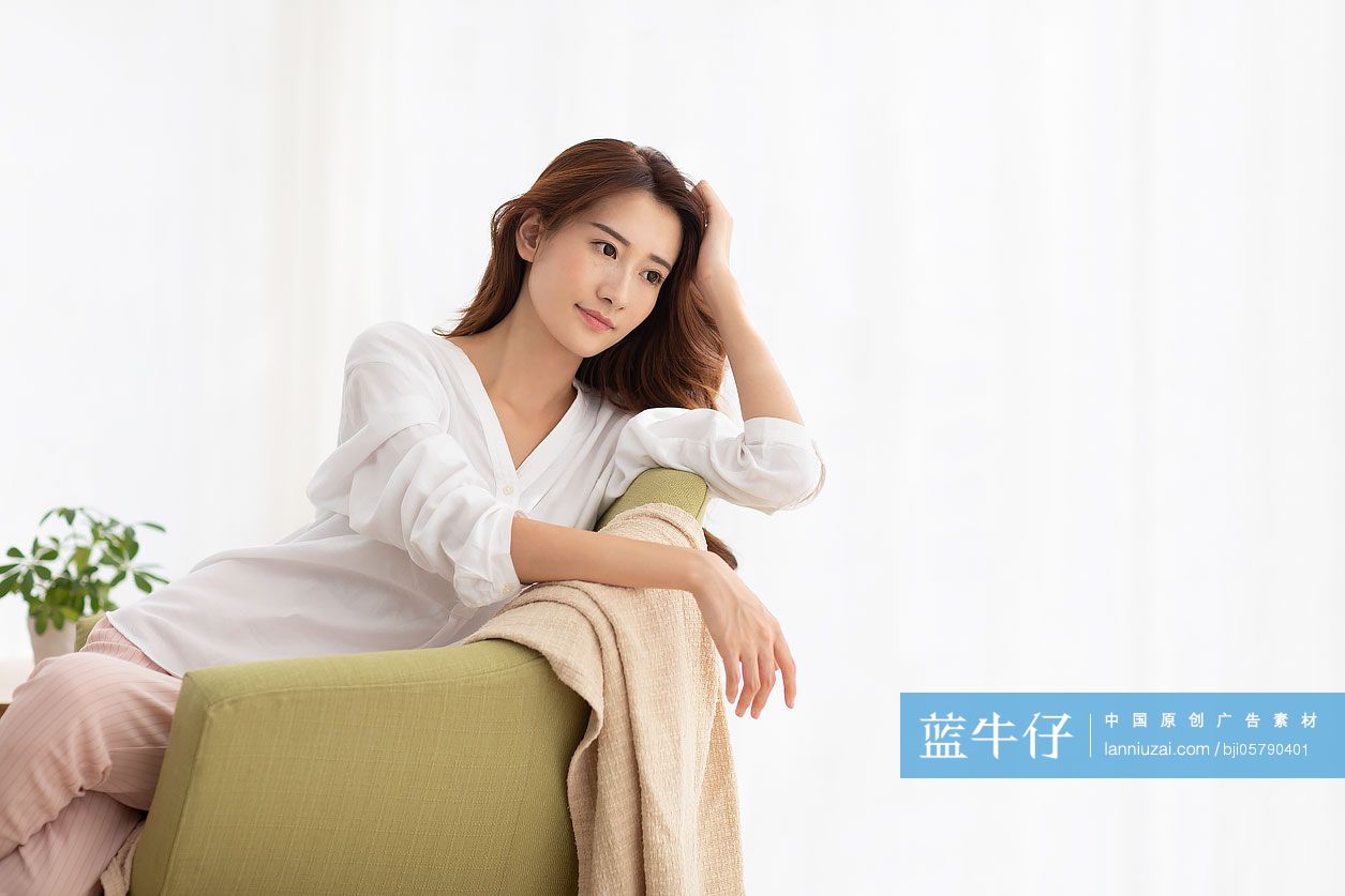 年轻女士在家休息
