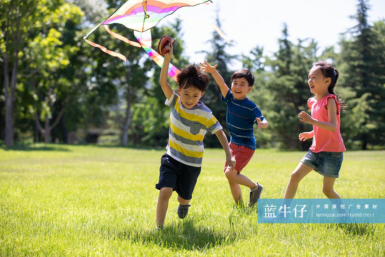 快乐的儿童在草地放风筝-蓝牛仔影像-中国原创广告影像素材 image