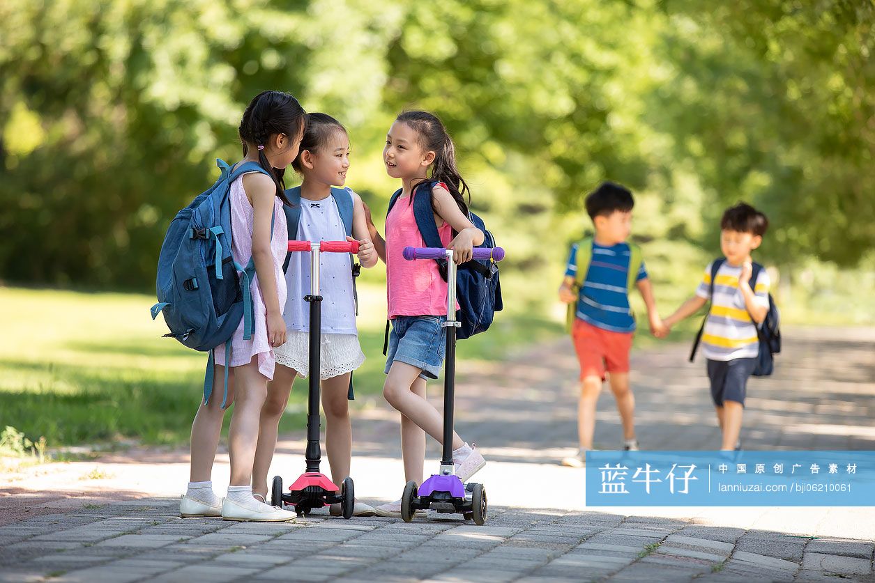 快乐的儿童去上学