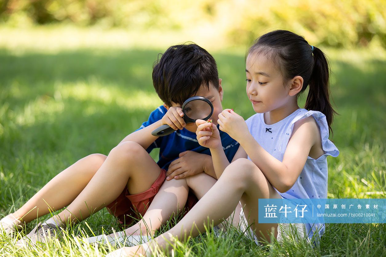 快乐的儿童在草地上玩耍