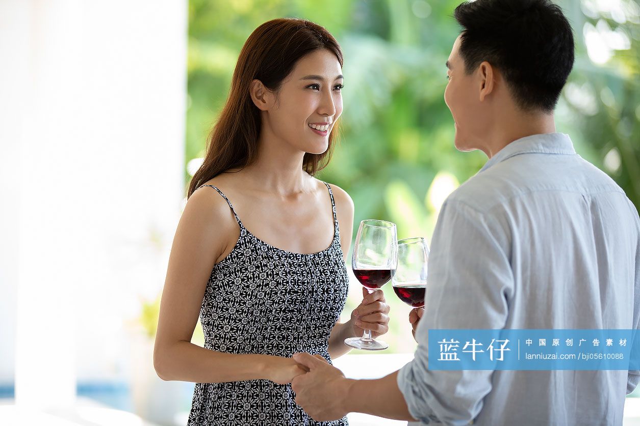 年轻夫妇喝红酒