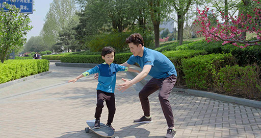 Chinese father teaching his son to skateboard,4K