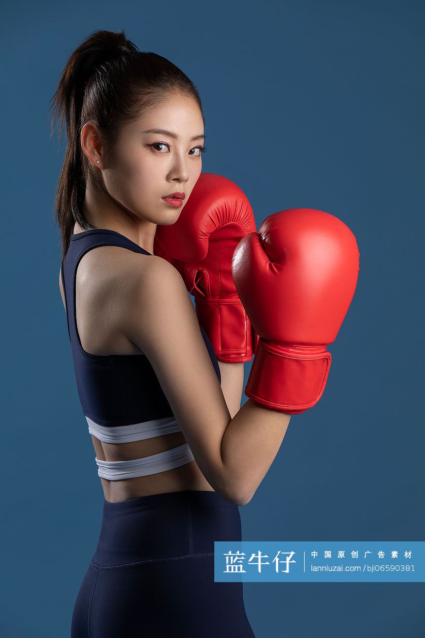 年轻女子练拳击