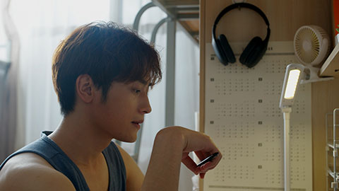 年轻大学生在宿舍学习