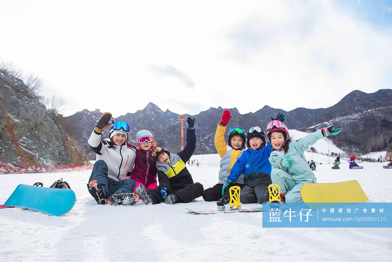 孩子们和教练在滑雪场玩