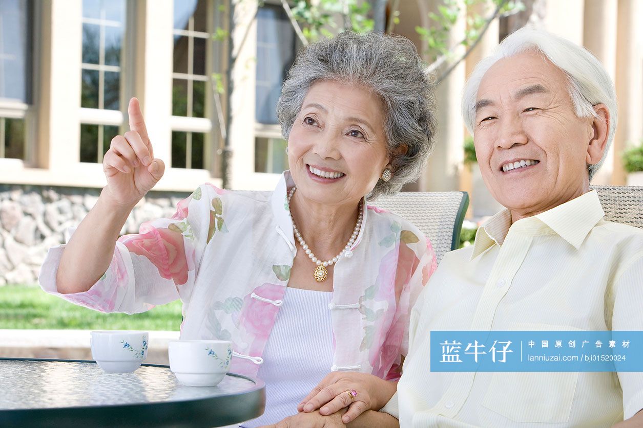 东方老年夫妇喝茶聊天-蓝牛仔影像-中国原创广告影像素材