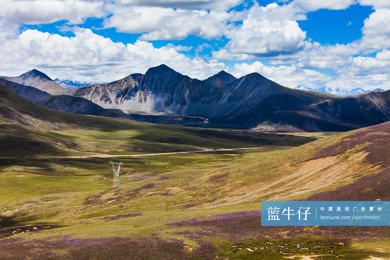 西藏境内的山