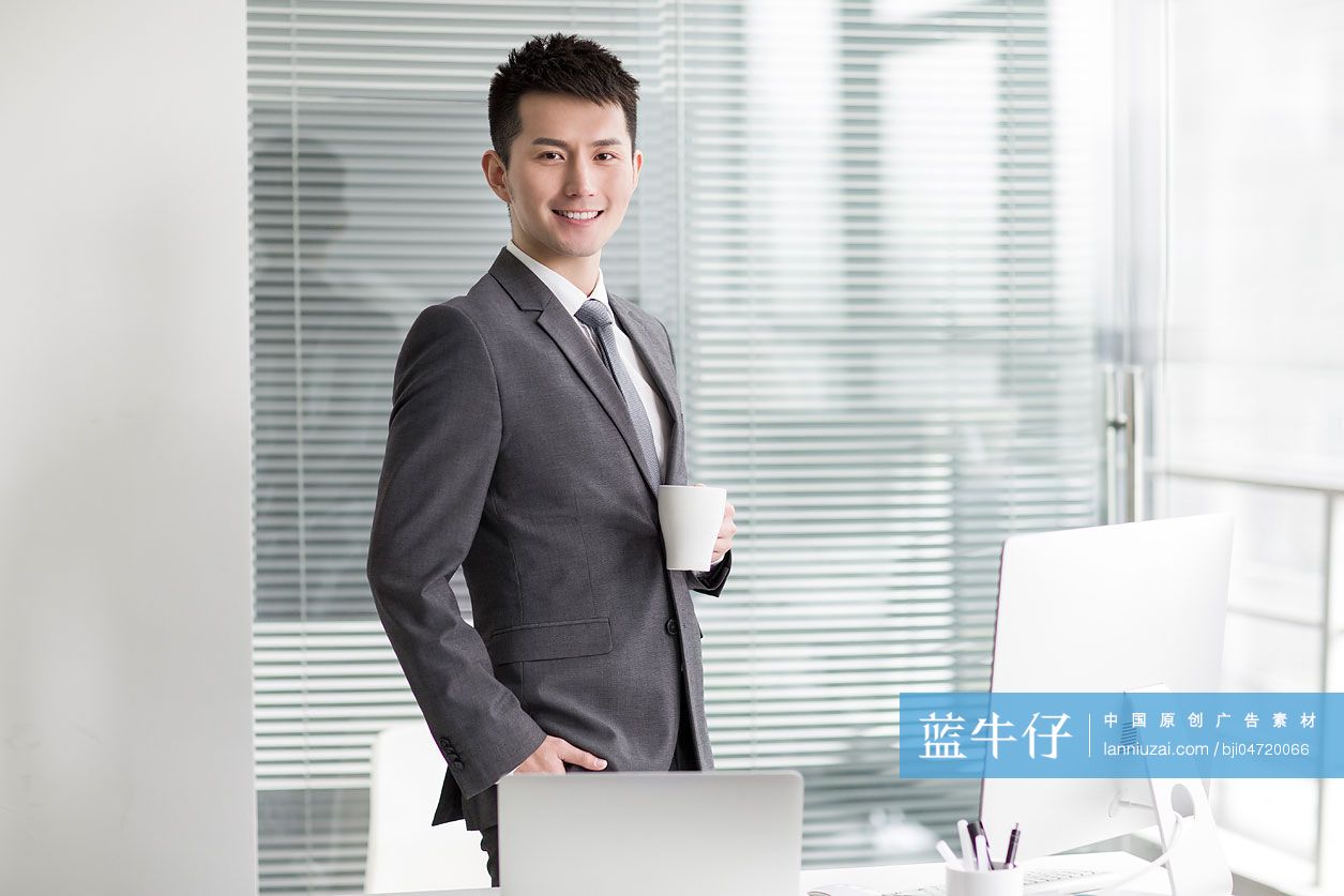 商务男士喝咖啡