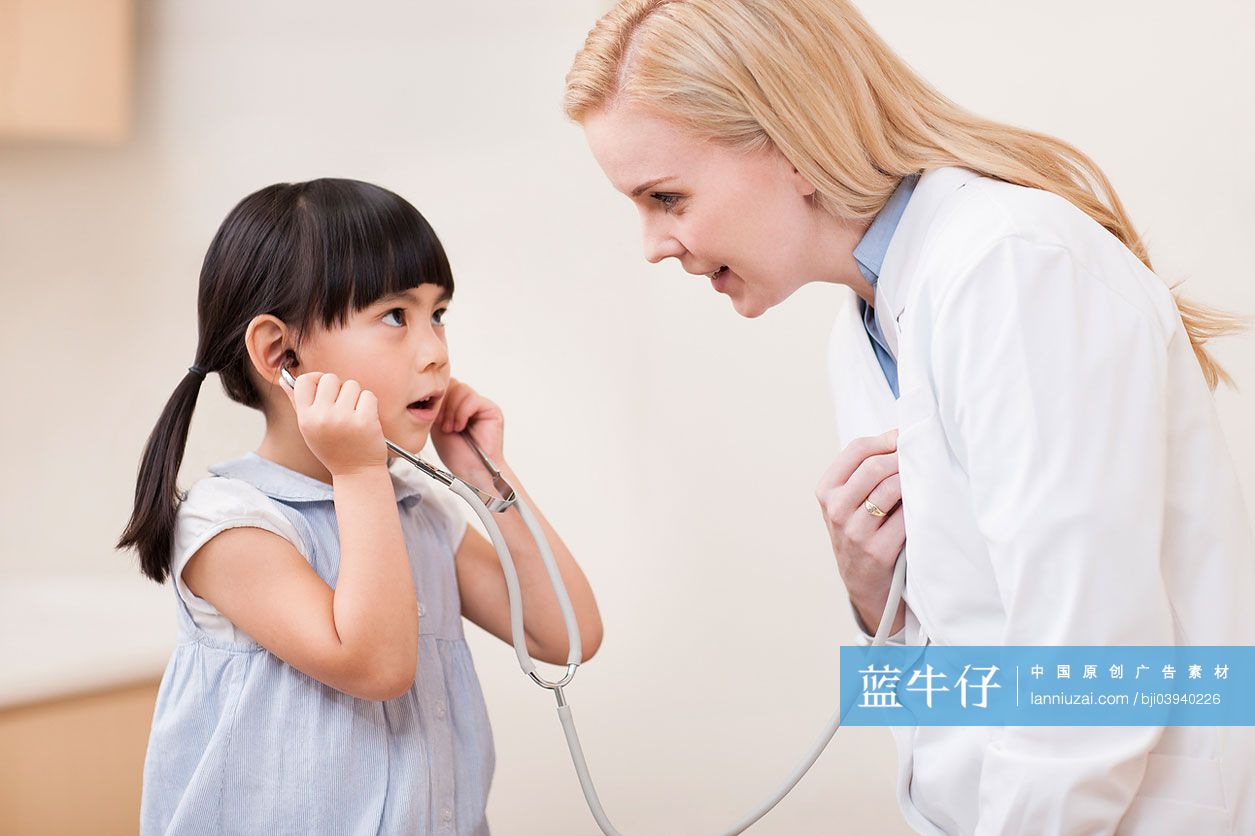 医生和小女孩使用听诊器