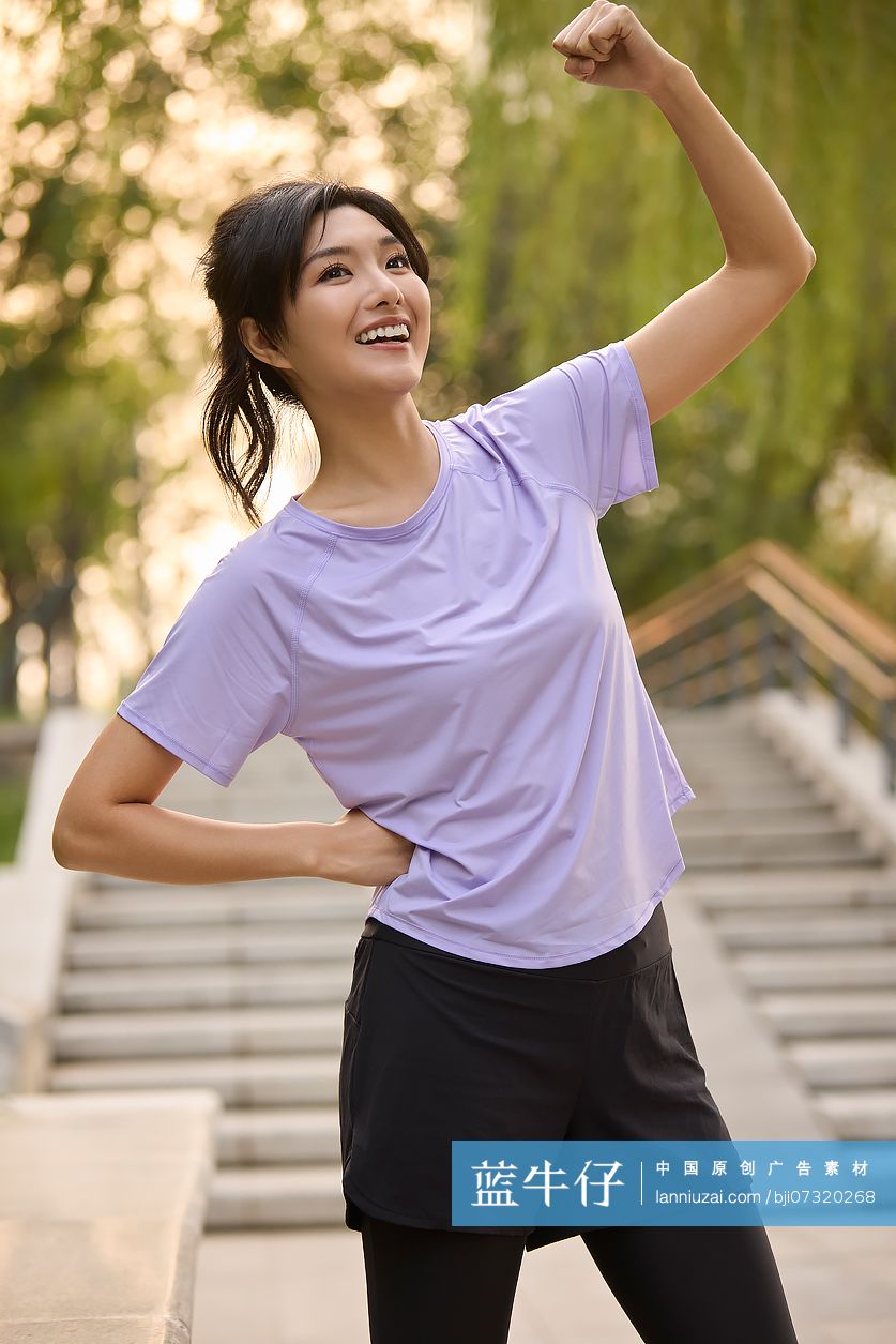 开心的年轻女性锻炼身体