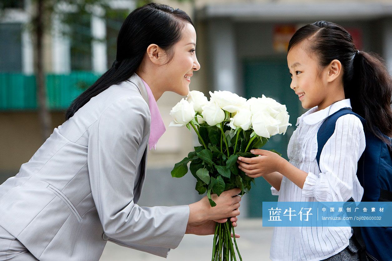 小女孩给妈妈送花