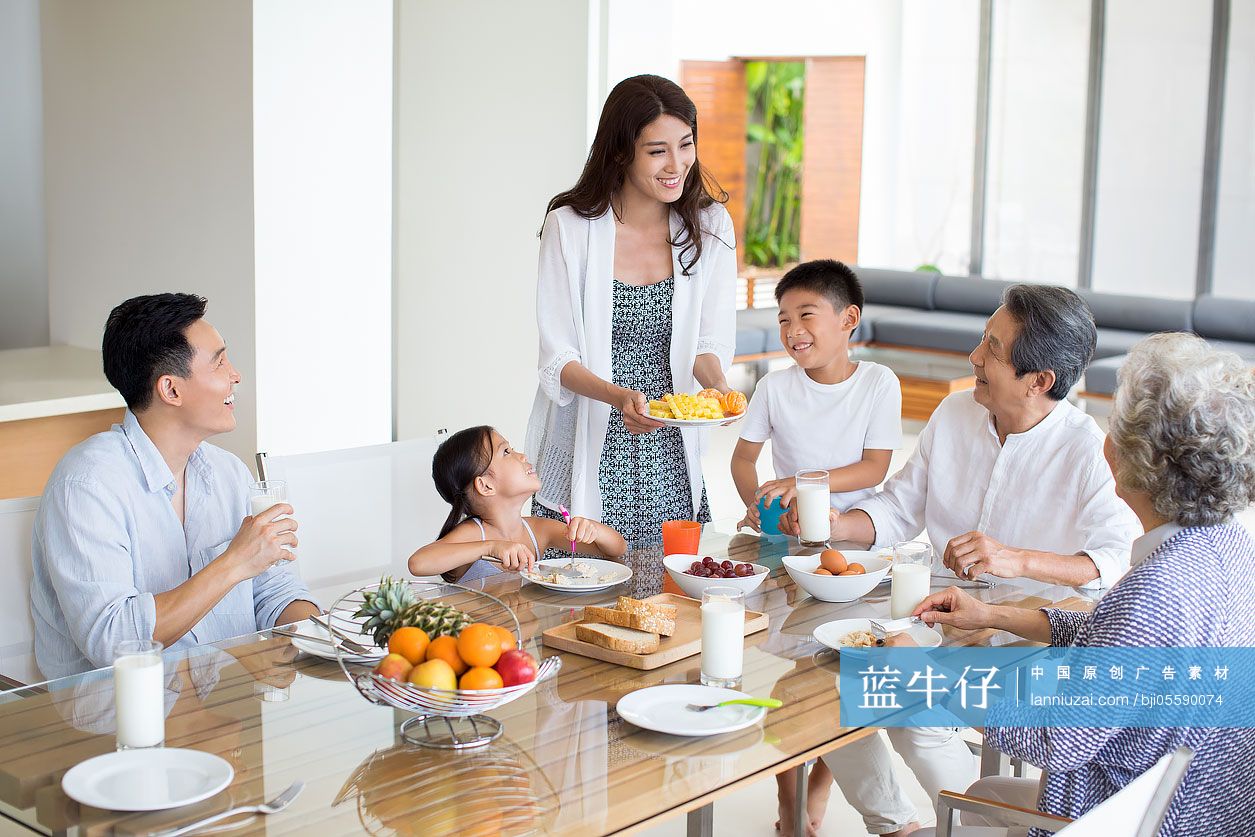 快乐的家庭吃早餐
