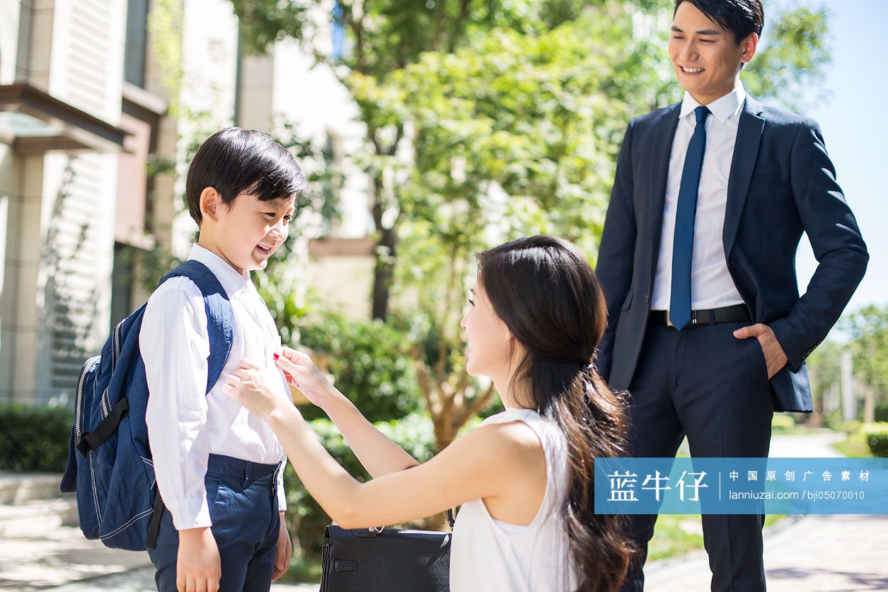 年轻父母送孩子去上学