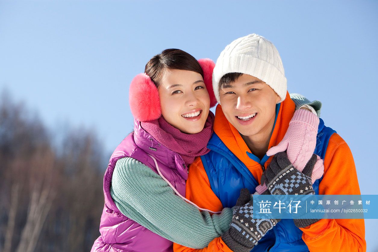 年轻情侣在滑雪场-蓝牛仔影像-中国原创广告影像素材