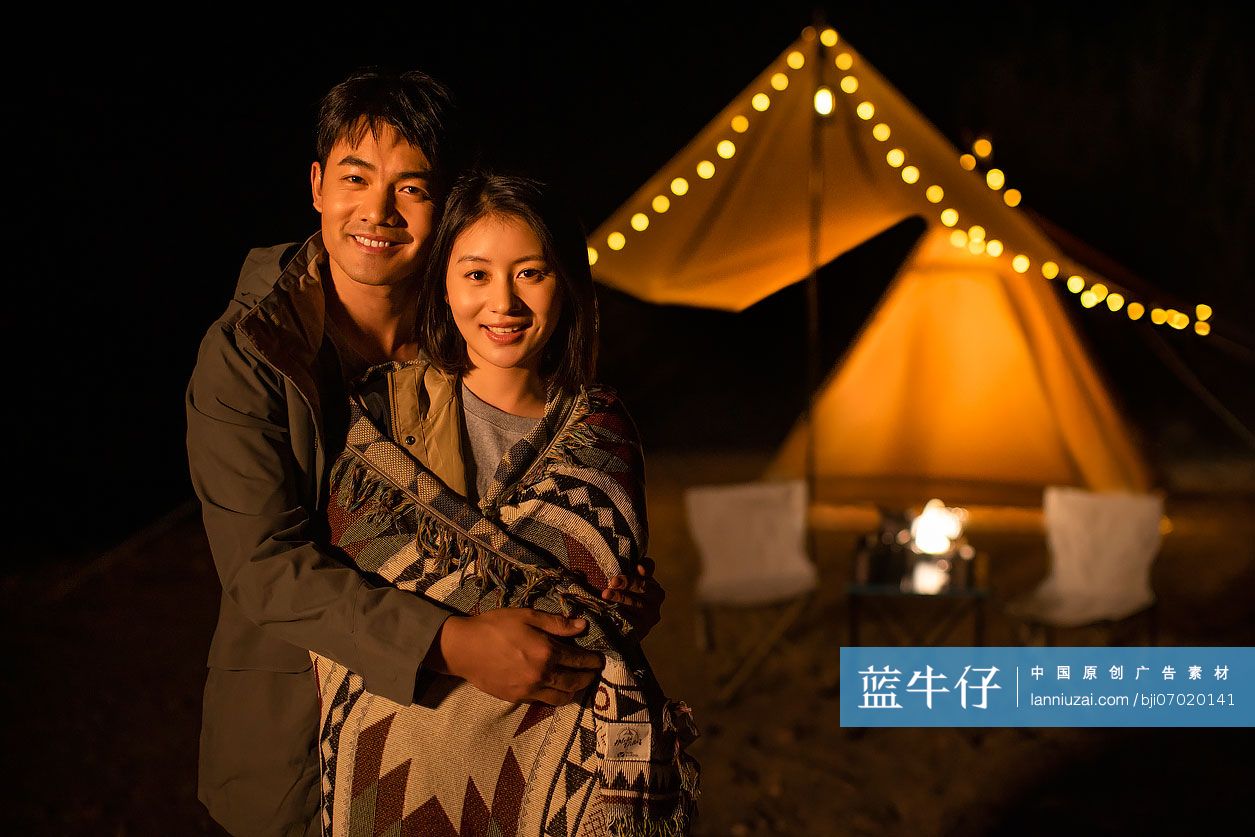 年轻情侣晚上在户外露营