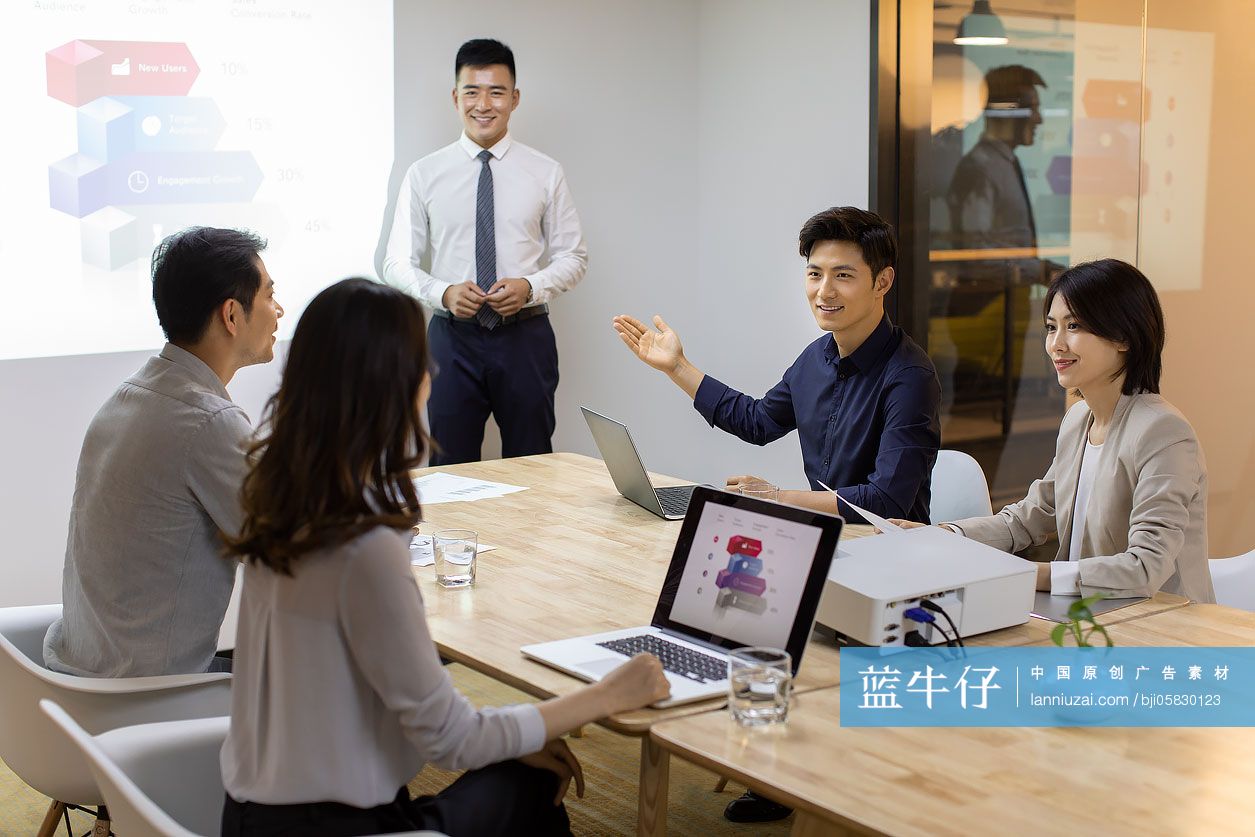 商务人士在会议室开会