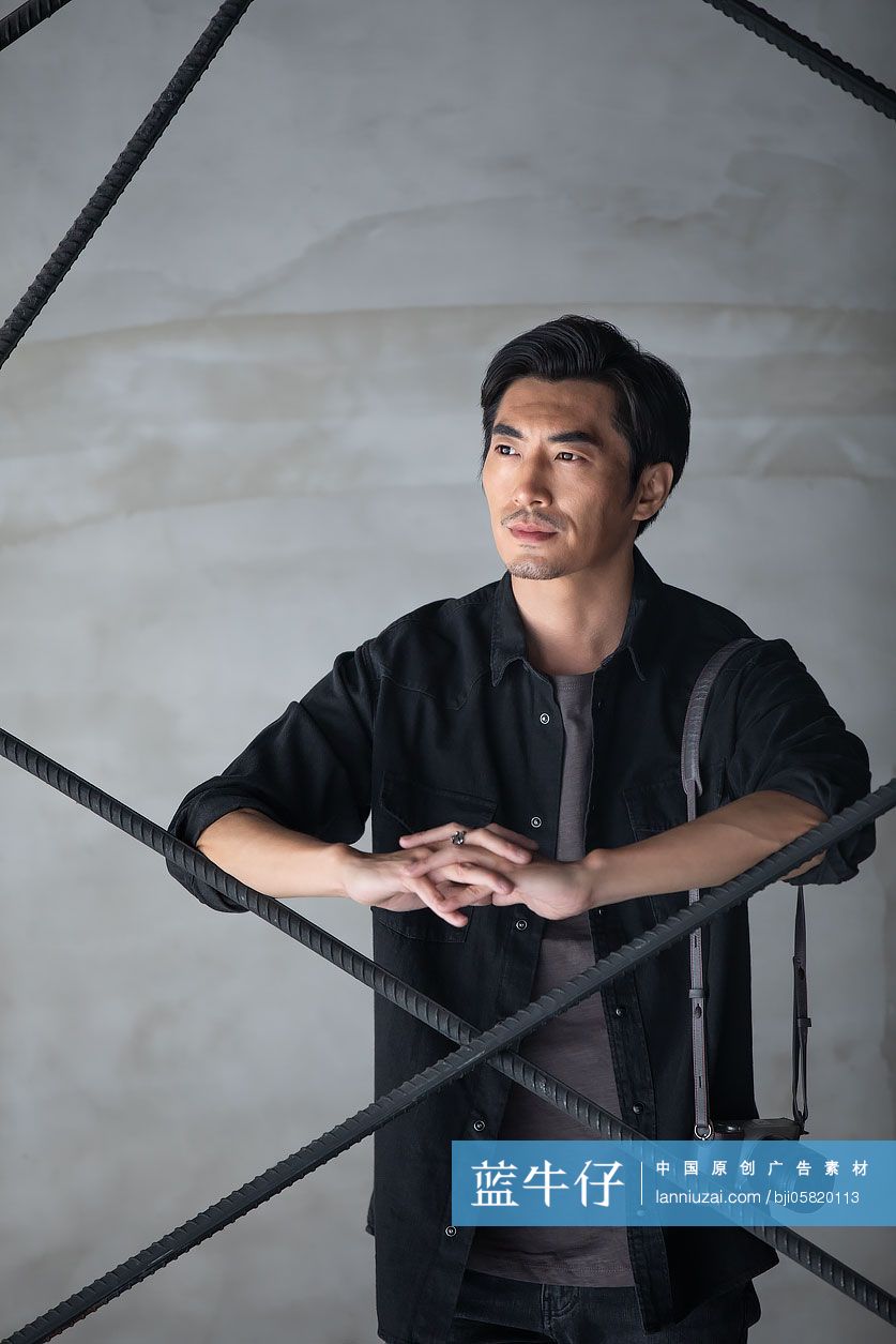 职业摄影师在工作室