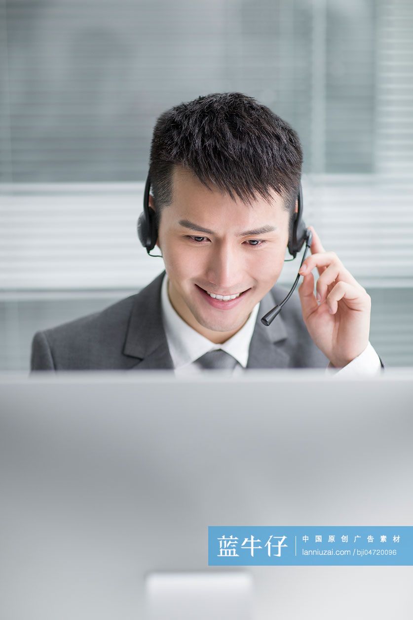 商务男士戴着耳麦工作