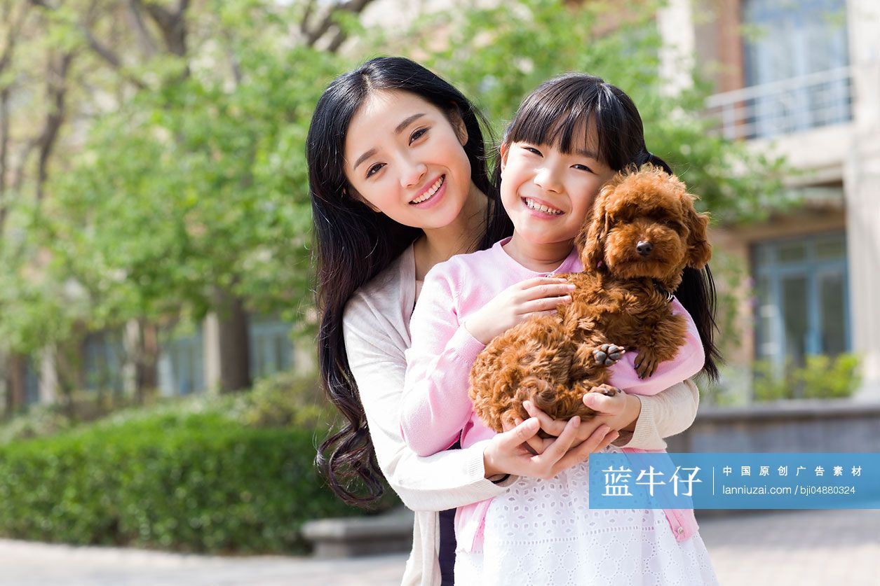 快乐的年轻母女俩和宠物狗