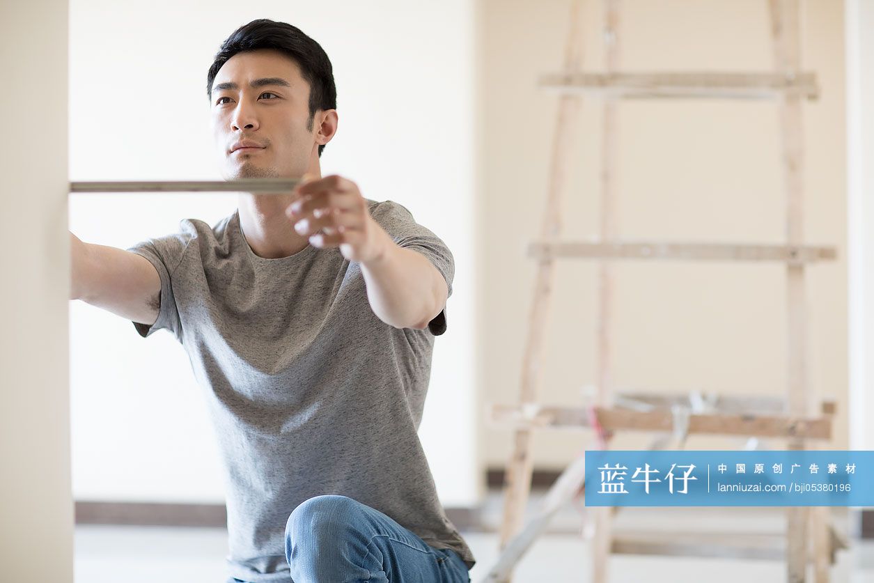 年轻男子装修房子