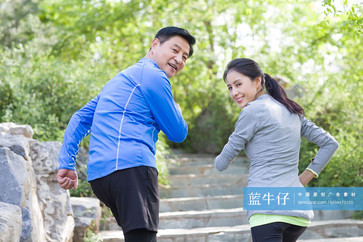 中年夫妇在公园跑步健身