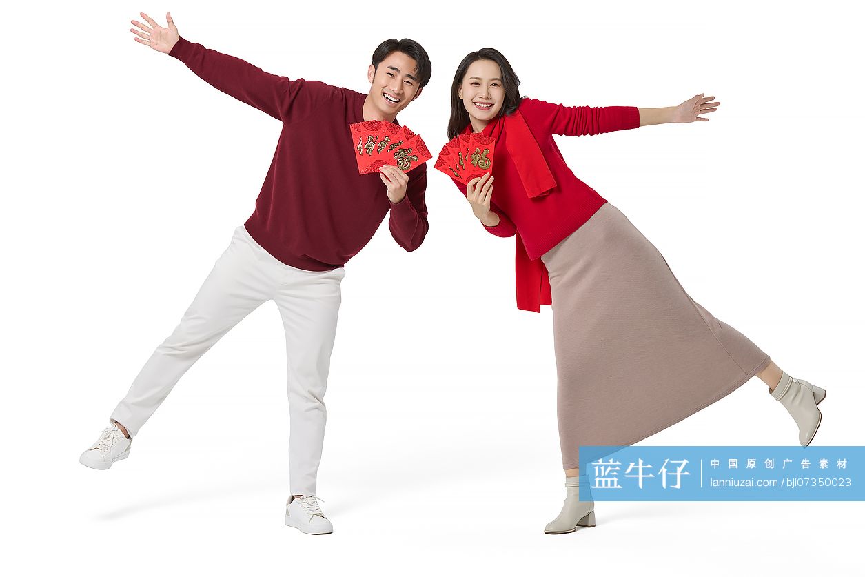 快乐的年轻夫妇与红包