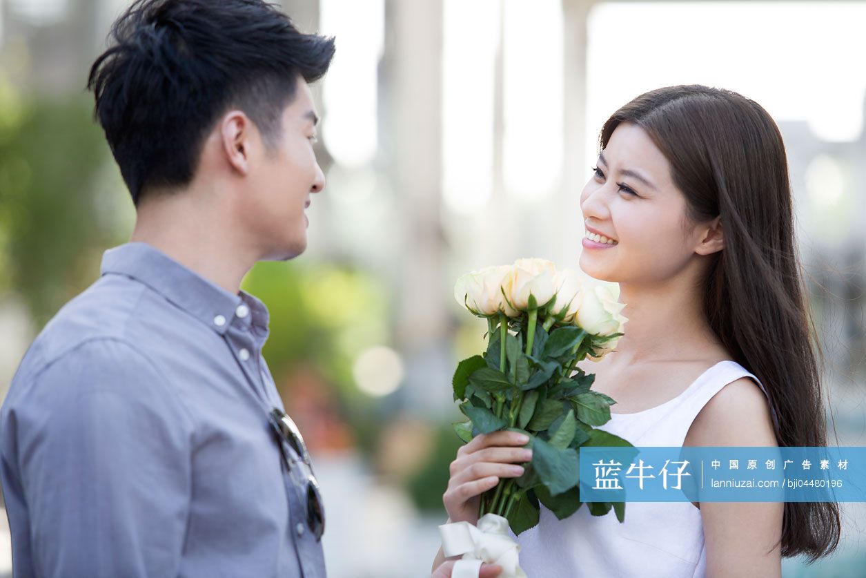 年轻男子给女朋友送花