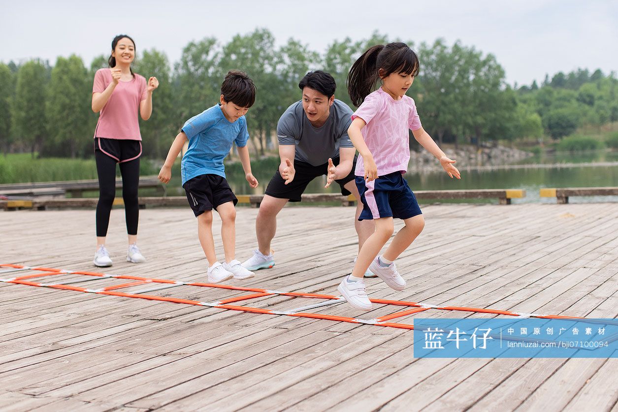 一家人在公园锻炼身体
