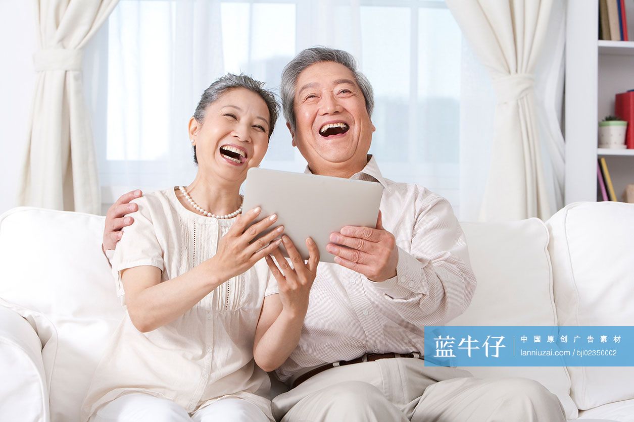 老年夫妇使用IPAD