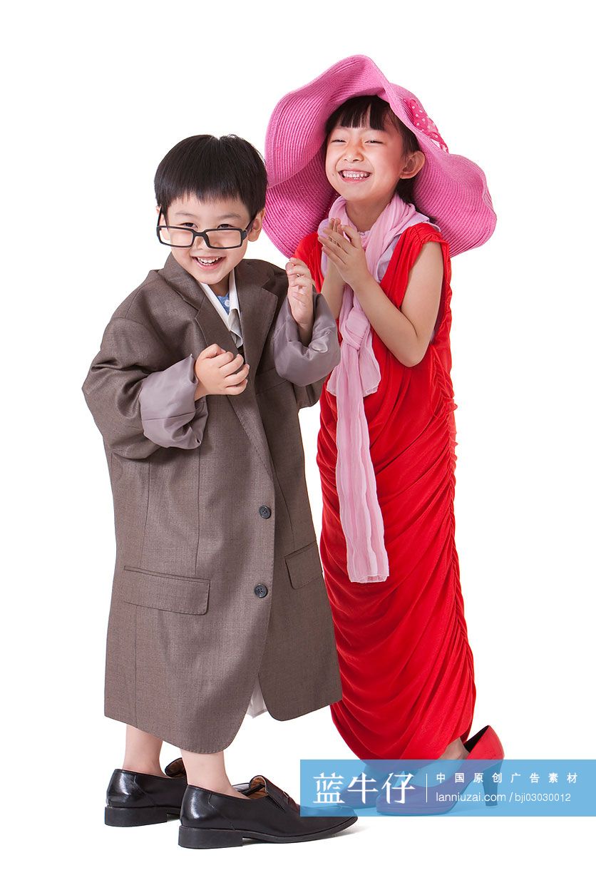 男孩女孩扮演大人